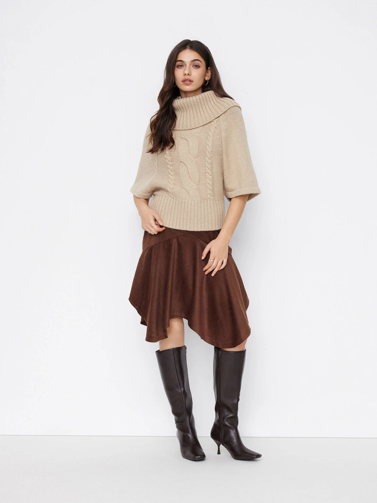 Capucine sweater in beige, full-length look