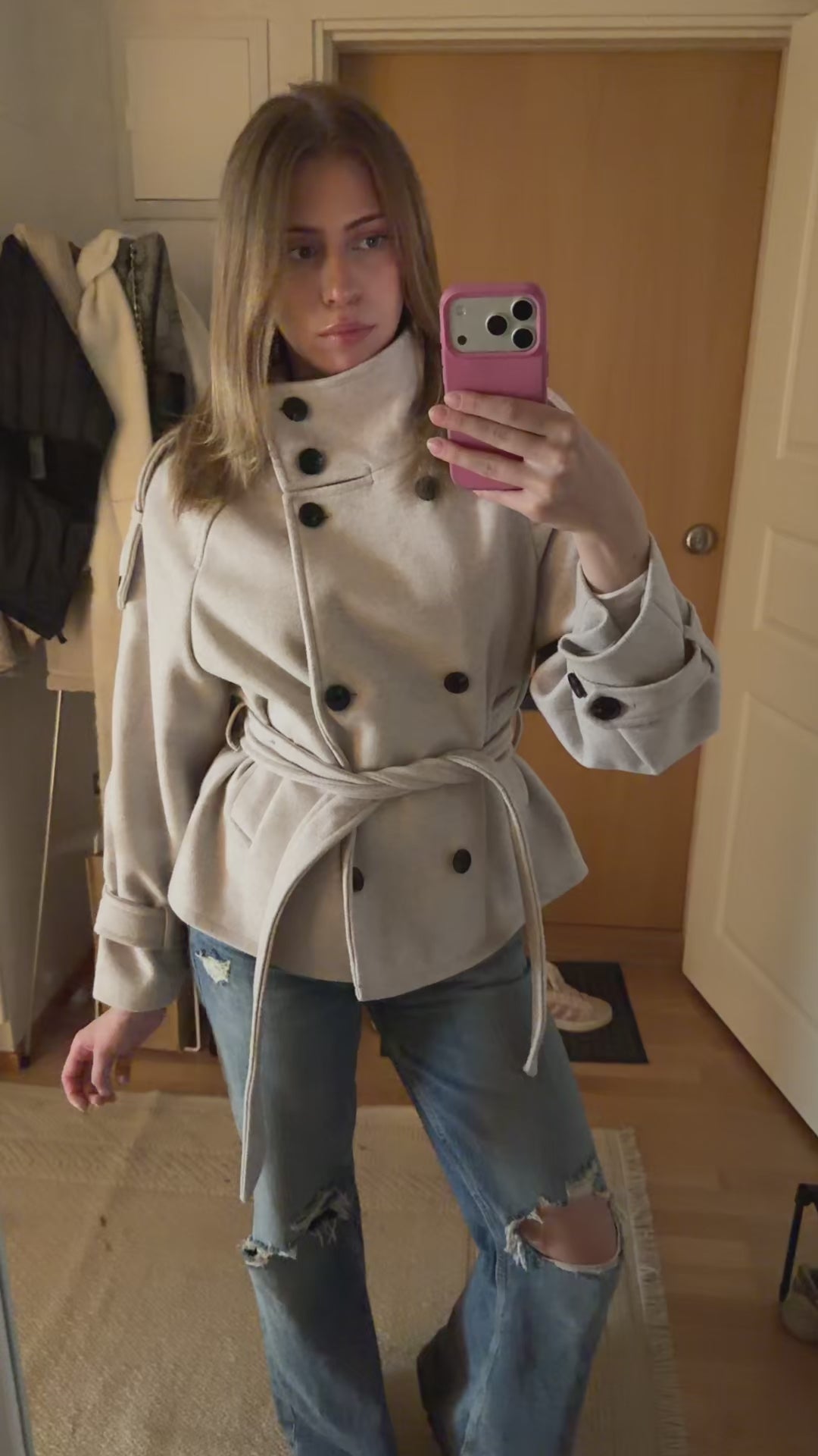 Adèle Signature Trench worn, movement video 1