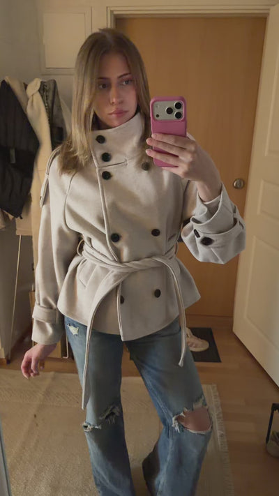 Adèle Signature Trench worn, movement video 1