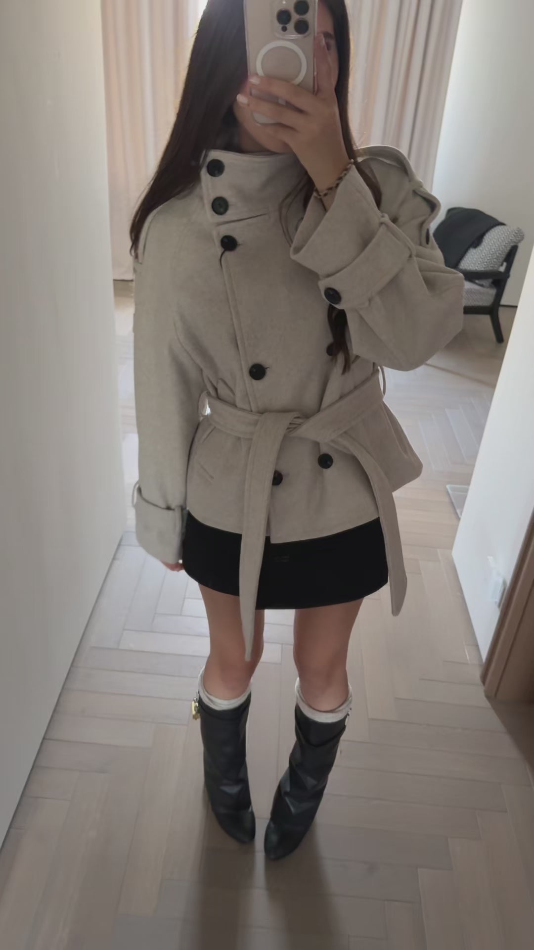 Adèle Signature Trench worn, movement video 2